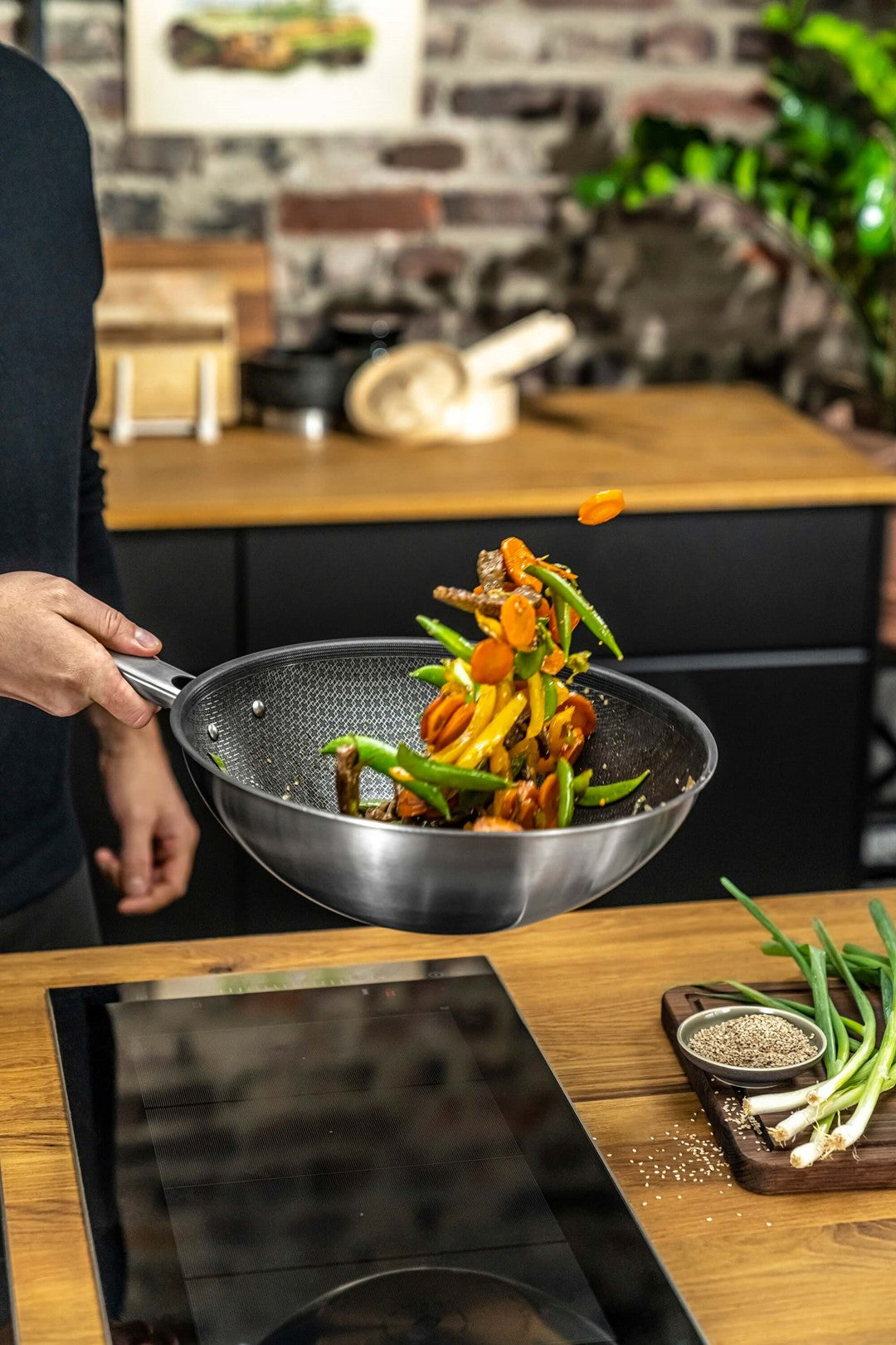 ZWILLING JOY PLUS Wok 30 cm in German is "ZWILLING JOY PLUS Wok 30 cm." The product name remains the same as it is a brand and specific product designation.