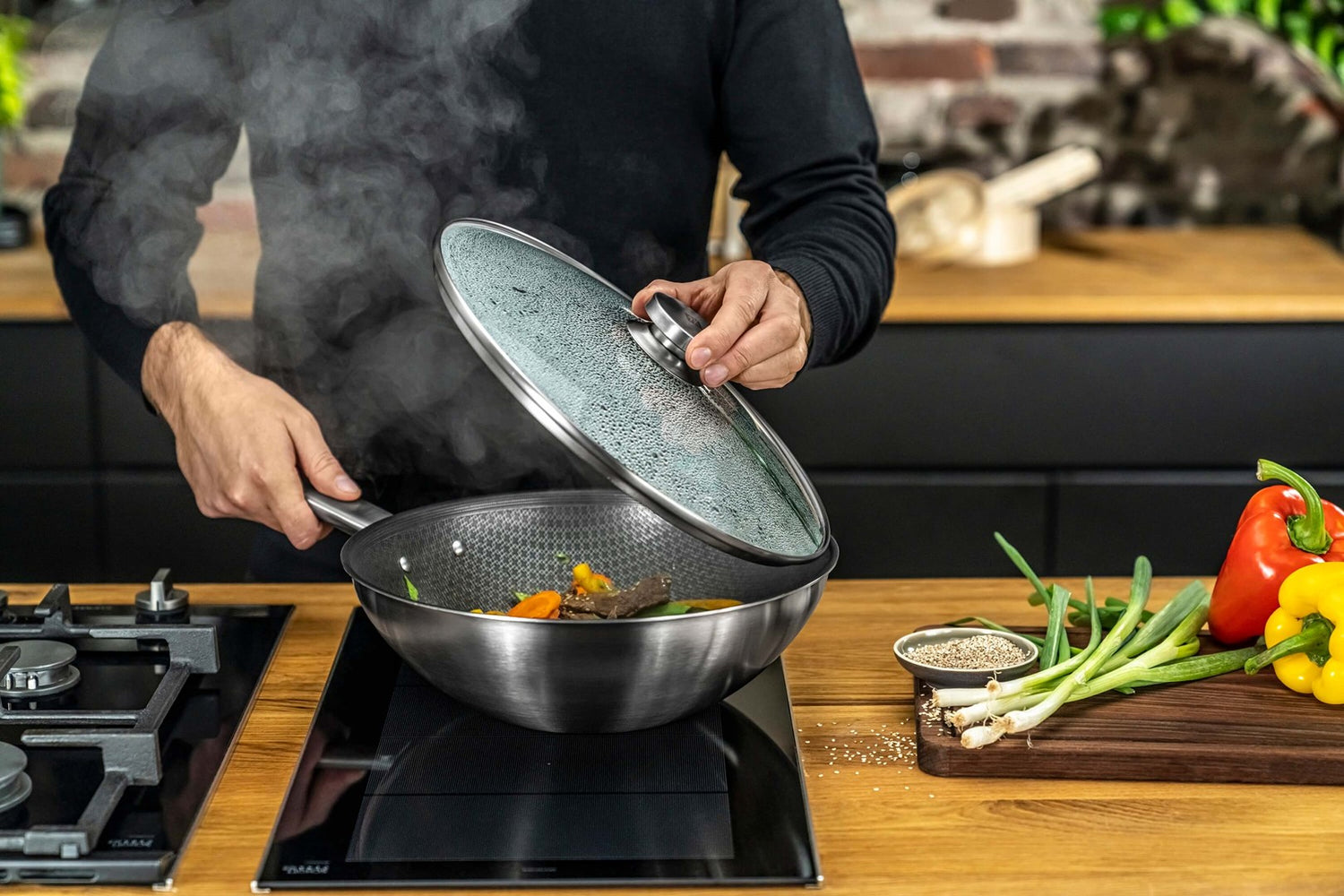 ZWILLING JOY PLUS Wok 30 cm in German is "ZWILLING JOY PLUS Wok 30 cm." The product name remains the same as it is a brand and specific product designation.