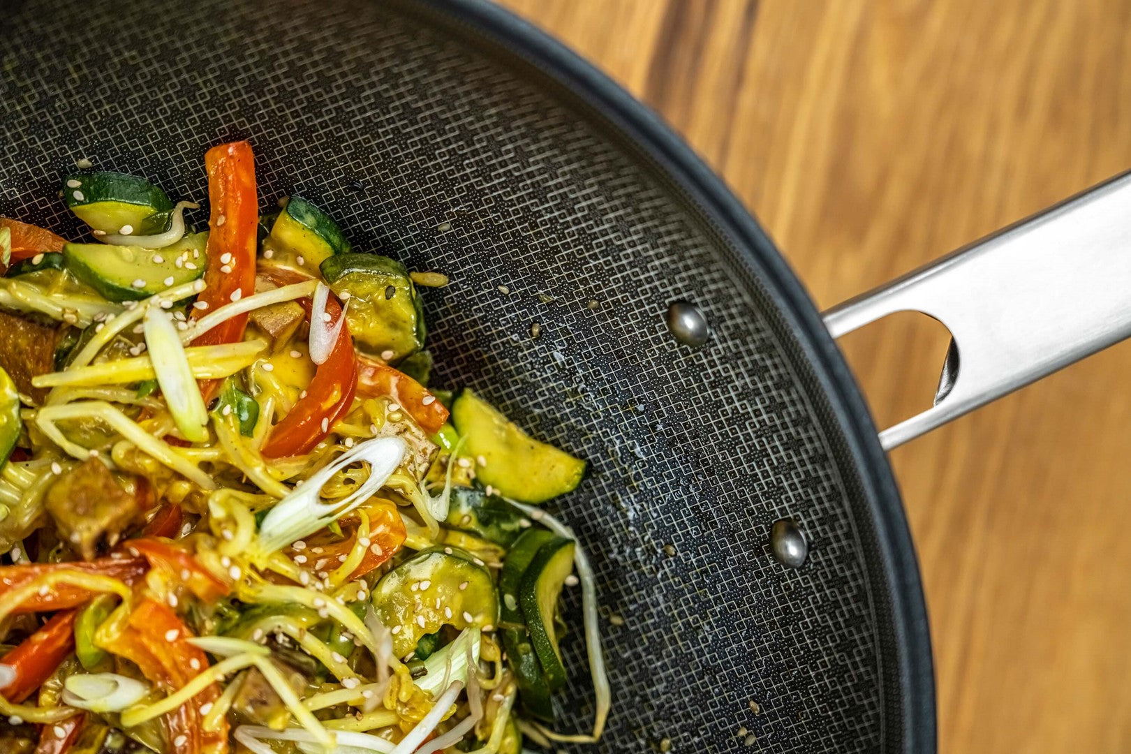 ZWILLING JOY PLUS Wok 30 cm in German is "ZWILLING JOY PLUS Wok 30 cm." The product name remains the same as it is a brand and specific product designation.