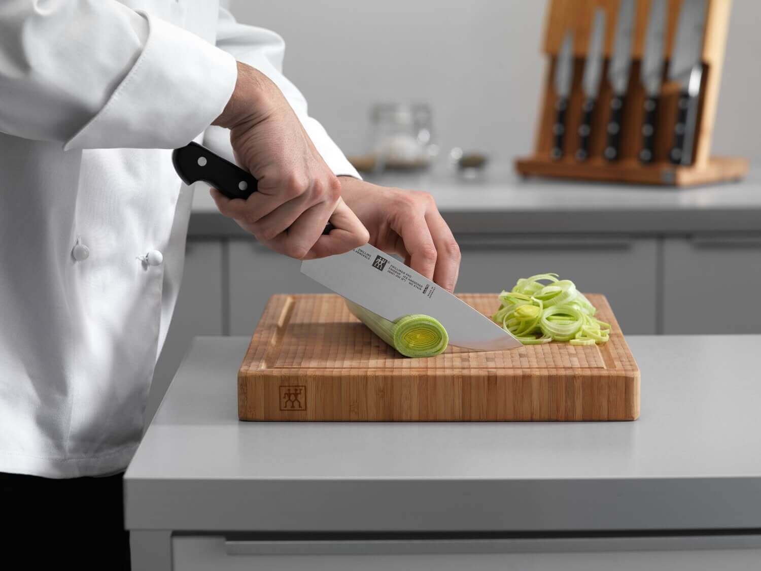 ZWILLING PRO Nóż szefa kuchni 23 cm