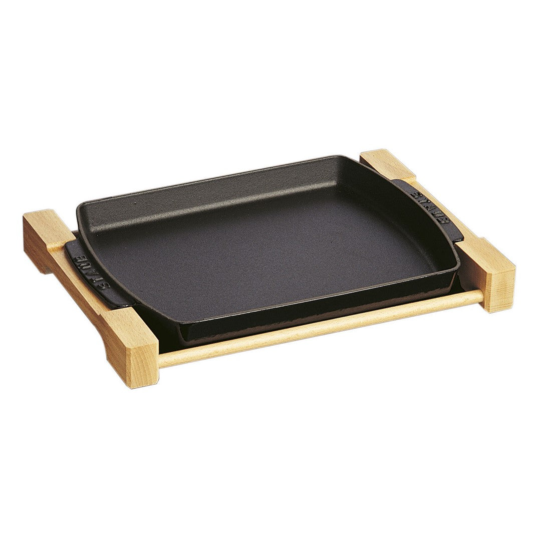STAUB Naczynie żeliwne na drewnianej podstawce 33 x 23 cm, czarny