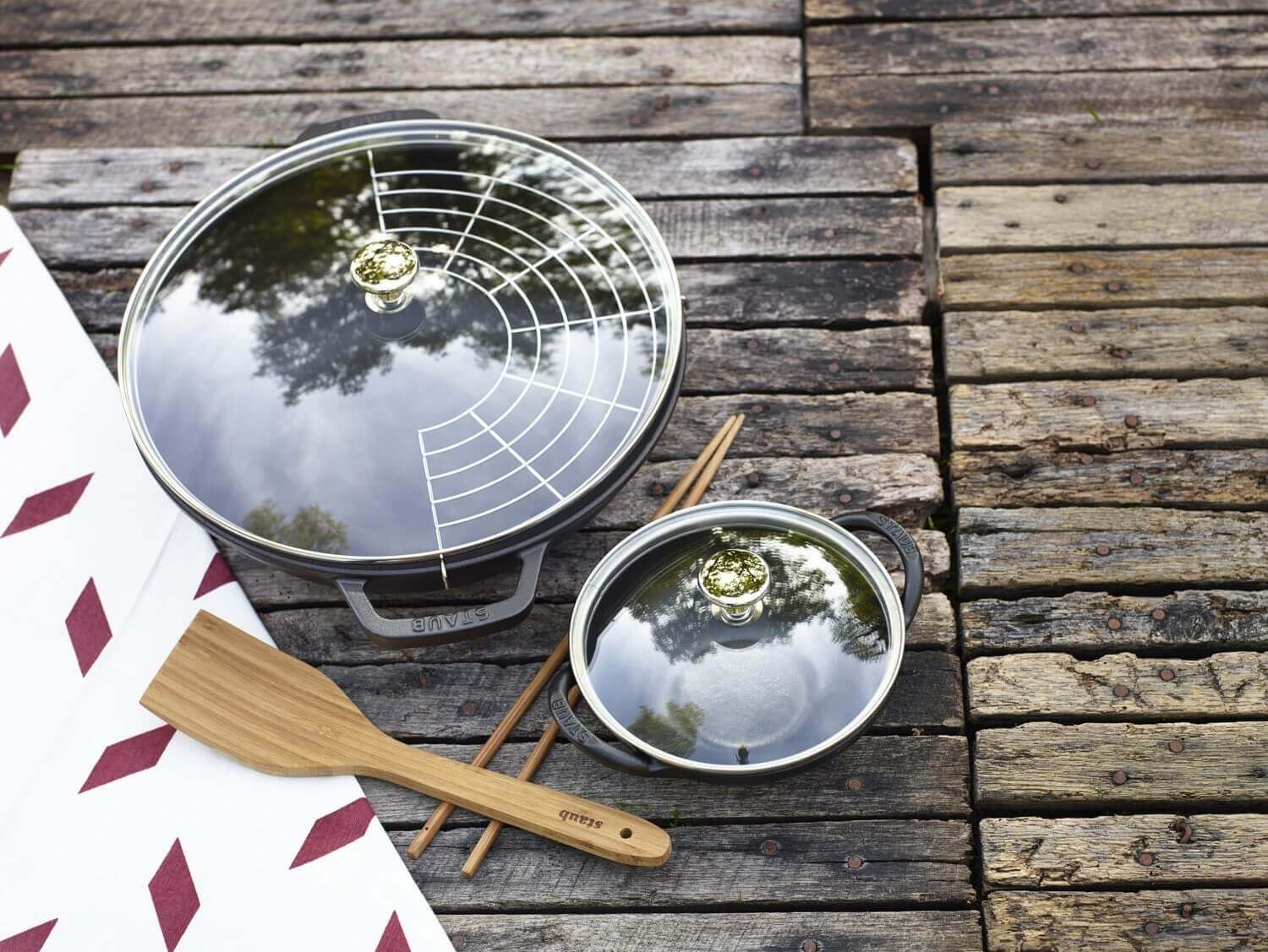 STAUB Wok żeliwny z pokrywką 30 cm, niebieski
