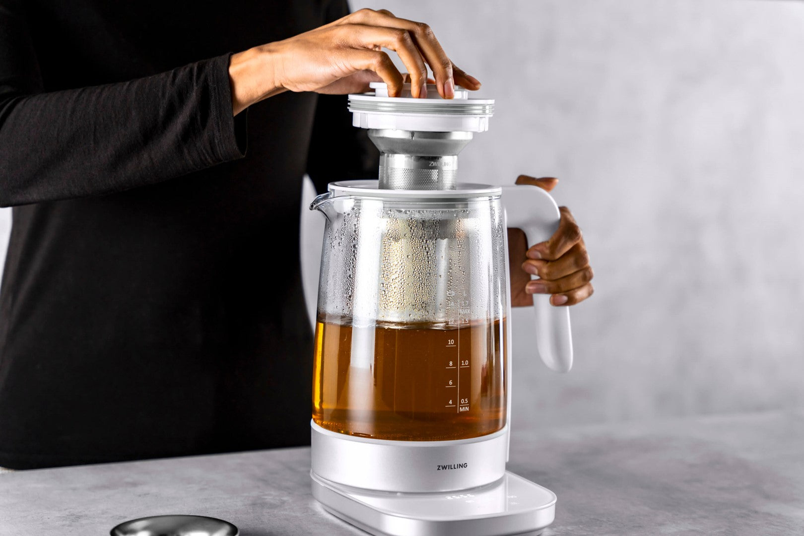 ZWILLING ENFINIGY Czajnik elektryczny z wkładem do herbaty 1.7 ltr, biały