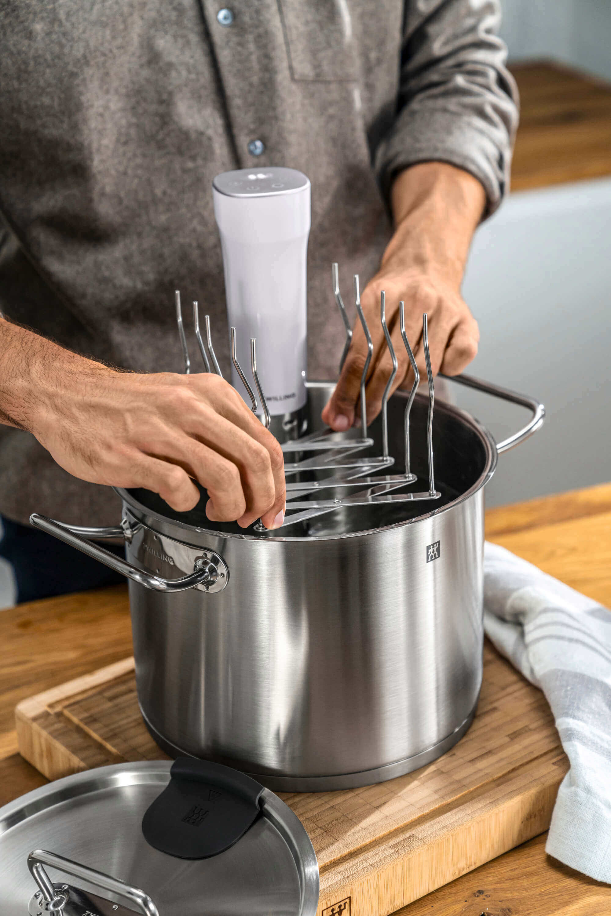 The translation of "ZWILLING ENFINIGY Kratka do sous-vide" to German is: "ZWILLING ENFINIGY Sous-vide-Gitter".