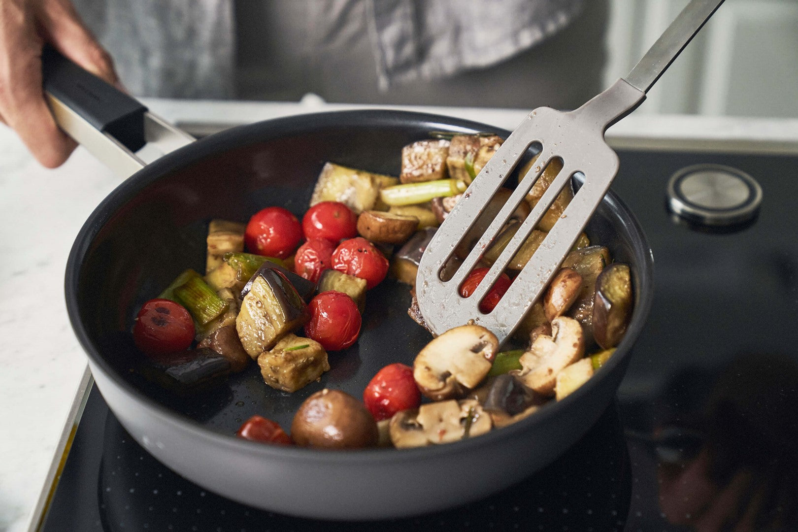 The translation to German is: **ZWILLING PURE Flache Pfanne 28 cm**.