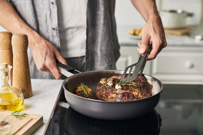 The translation to German is: **ZWILLING PURE Flache Pfanne 28 cm**.