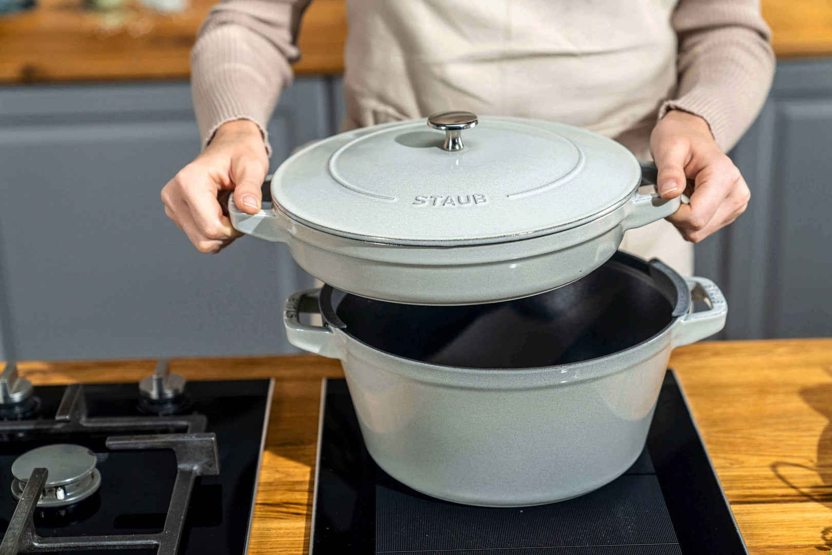 STAUB Zestaw 2 naczyń + pokrywka 24 cm truflowy