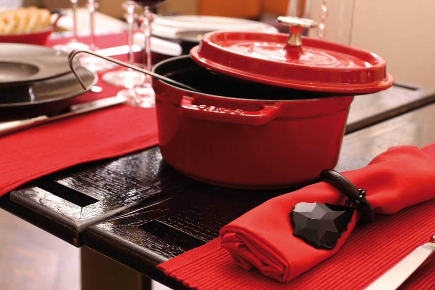 STAUB LA COCOTTE Garnek żeliwny okrągły 6.7 ltr, czerwony