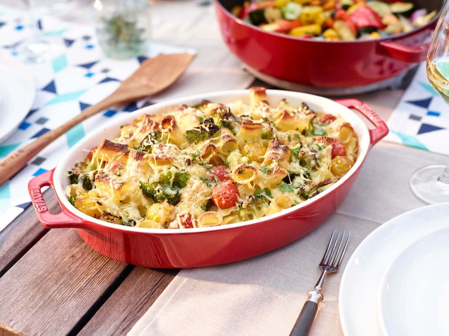 STAUB KOCHEN Ovaler Servierteller aus Keramik 2,3 l, rot