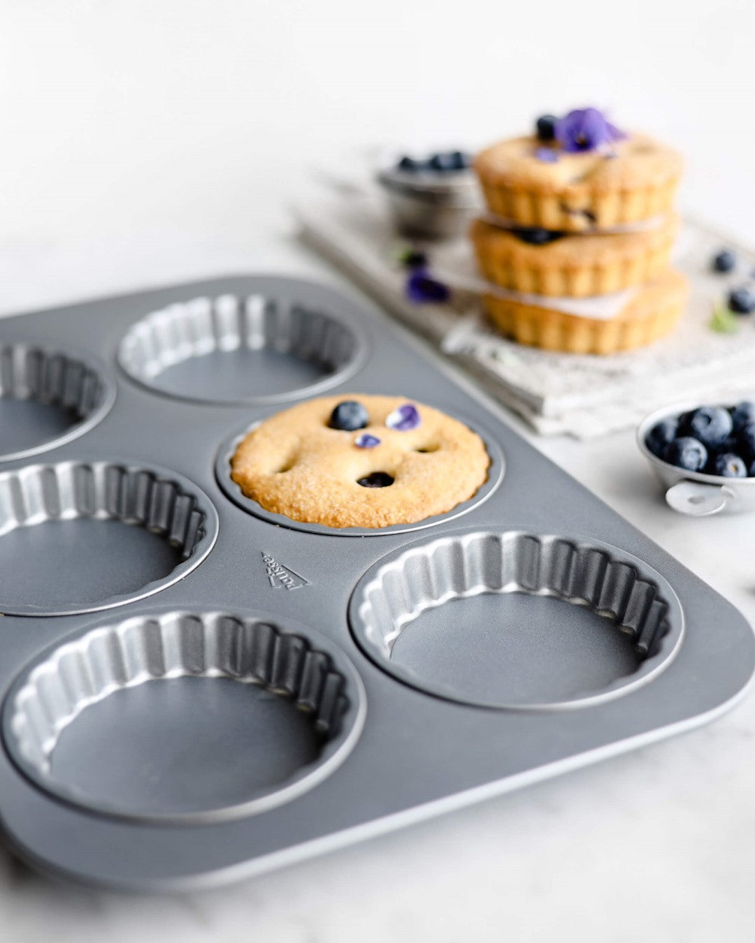 PATISSE SILVER-TOP Mold for 6 round mini tarts/quiches with a removable bottom.